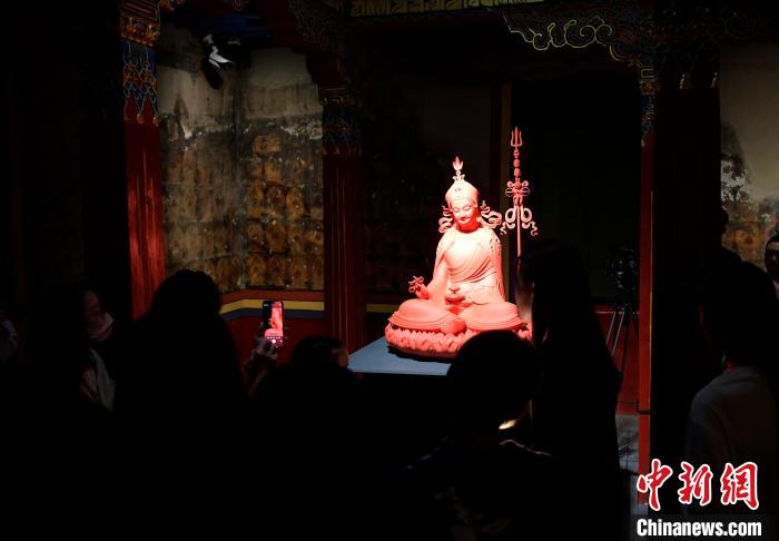 圖為觀眾正在欣賞展覽中的雕塑作品?！±盍?攝