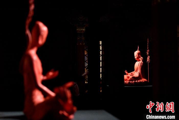 圖為展覽中圍繞西藏歷史與傳統(tǒng)創(chuàng)作的雕塑作品?！±盍?攝