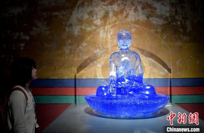 圖為觀眾正在欣賞展覽中的雕塑作品。　李林 攝