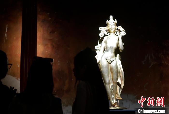 圖為觀眾正在欣賞展覽中的雕塑作品《八萬(wàn)四千年》?！±盍?攝