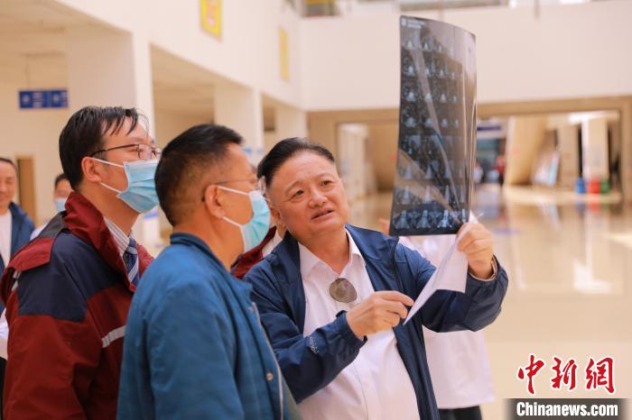 上海專家們采用“一對一”指導等方式，帶動日喀則市人民醫(yī)院科室、醫(yī)生業(yè)務(wù)水平的提升?！∩虾＝淮筢t(yī)學院供圖