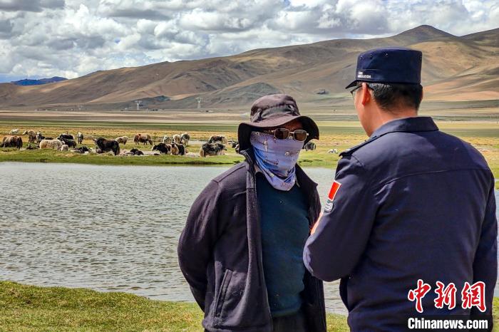 資料圖為民警何宗源在公珠湖了解牧民情況。　龍小鳳 攝