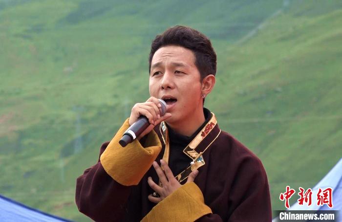圖為藝人為開幕式獻(xiàn)唱。　貢桑拉姆 攝