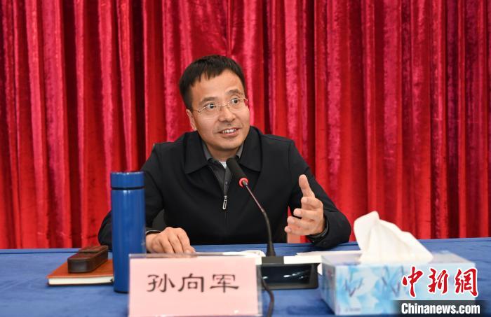 圖為西藏自治區(qū)黨委宣傳部副部長、自治區(qū)社科院黨組書記孫向軍主持活動。　趙朗 攝