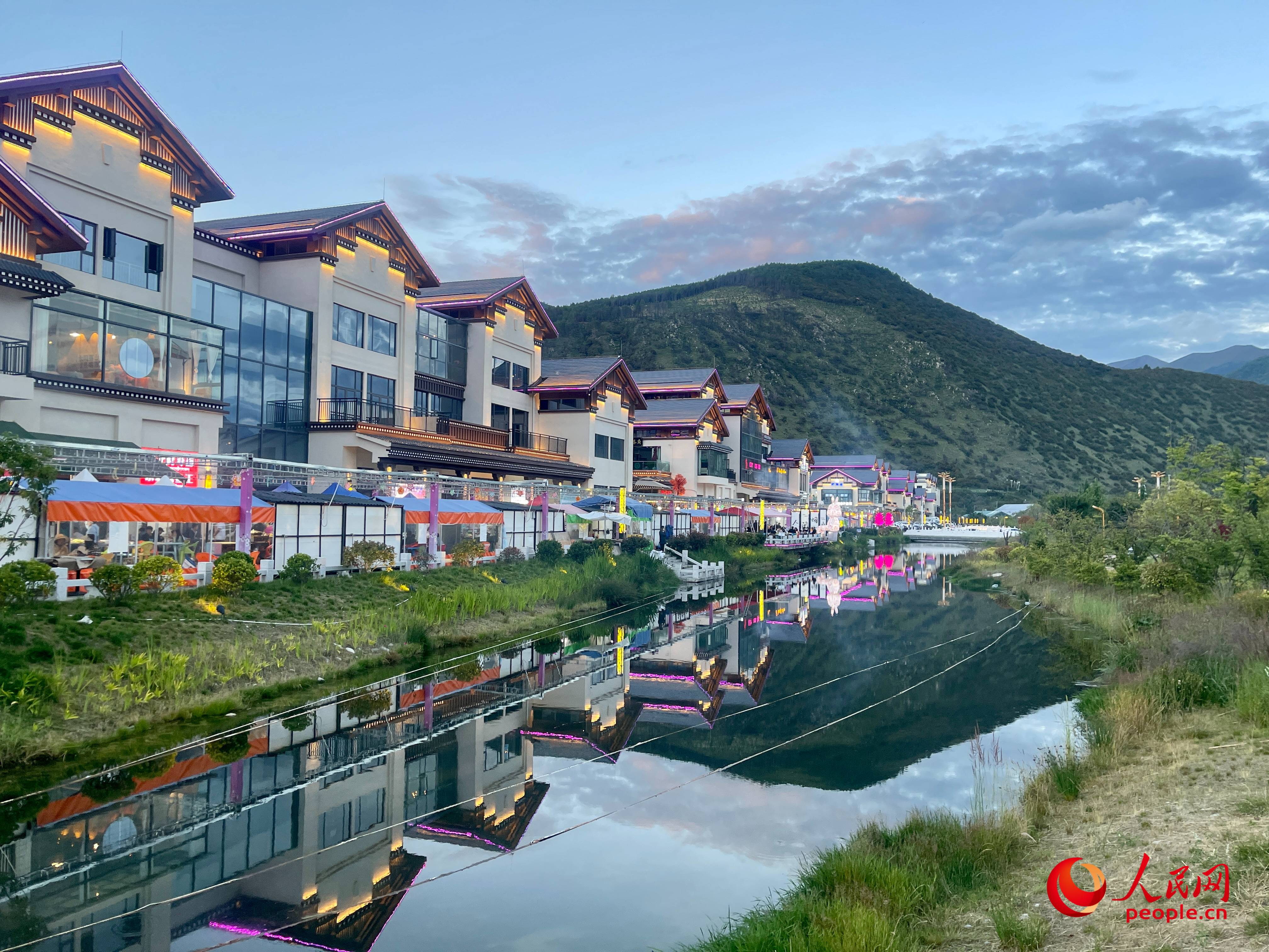 工布公園的一角，風(fēng)景秀麗。人民網(wǎng) 周靜圓攝