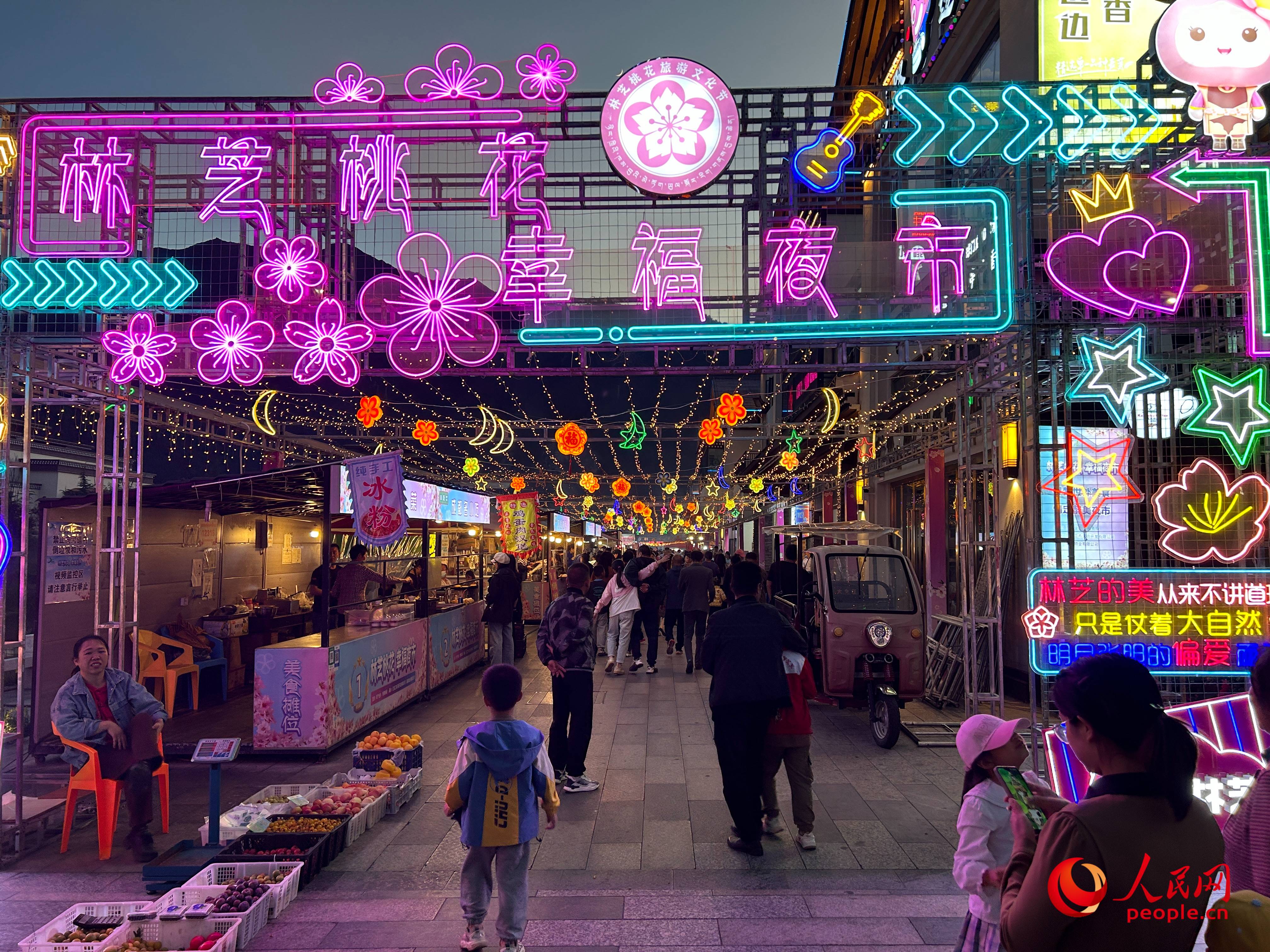 工布公園里的夜市，人來人往。人民網(wǎng) 周靜圓攝