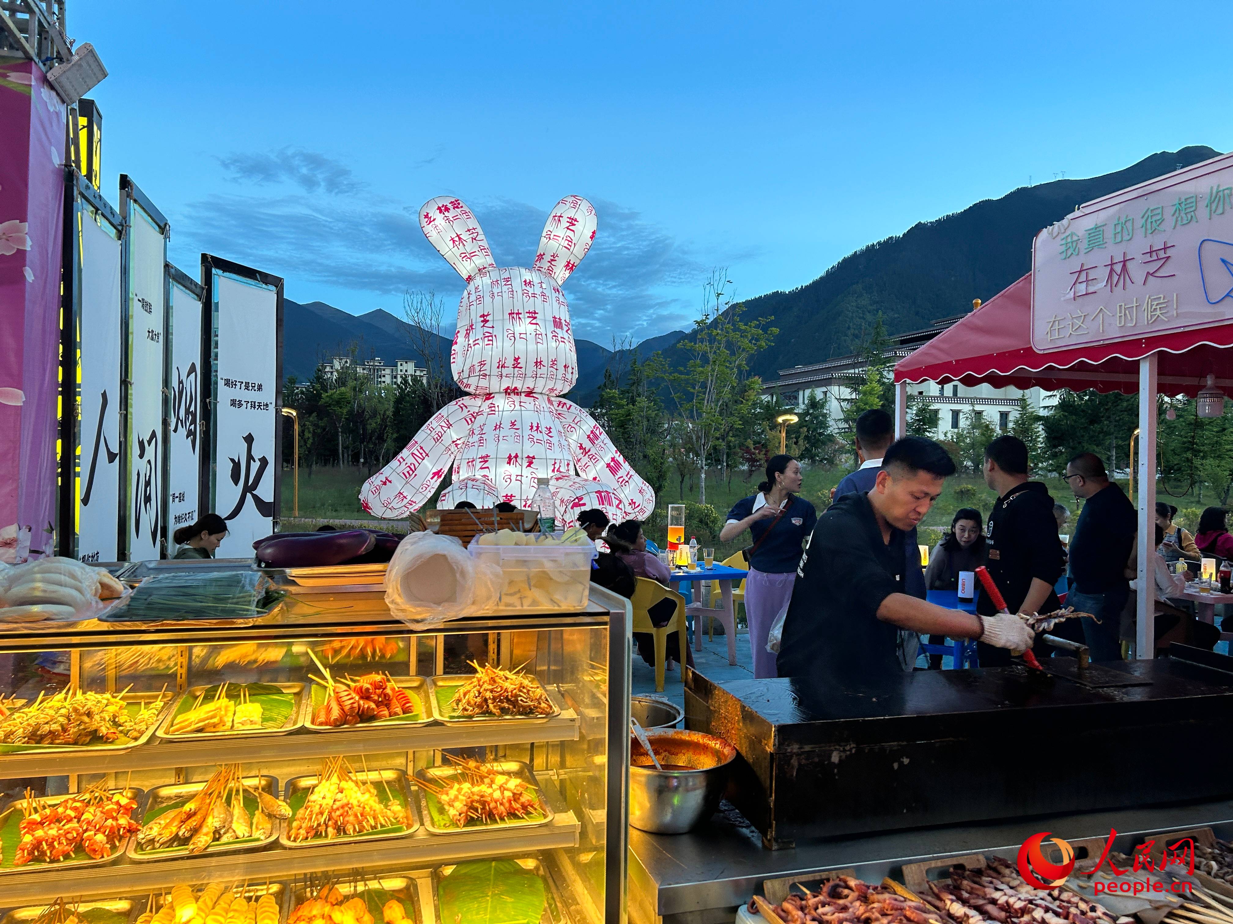 工布公園里的夜市，滿滿“煙火氣”。人民網(wǎng) 周靜圓攝