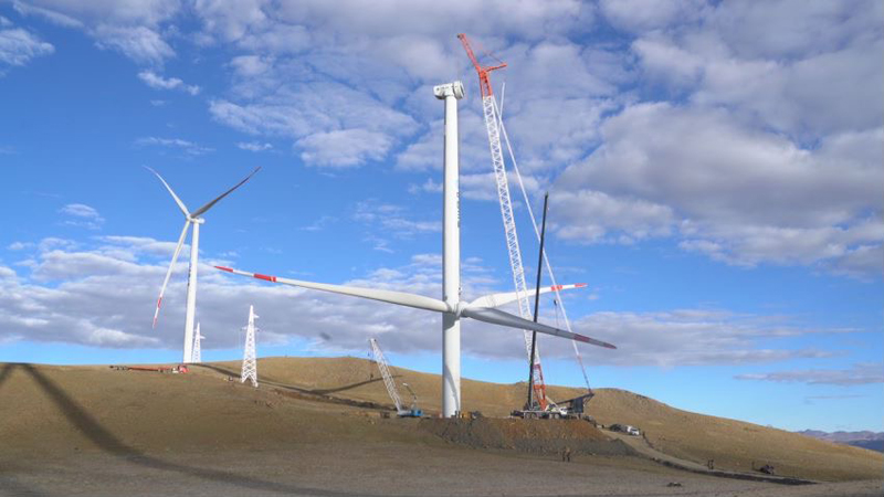 西藏措美哲古風電場首批3.6兆瓦風電機組吊裝。受訪者供圖