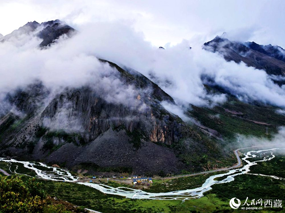 河流蜿蜒于青山間。人民網(wǎng) 李海霞攝