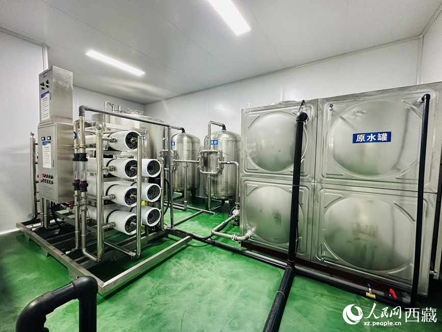 “色達牙泉”礦泉水（桶裝水）生產加工基地。人民網記者 次仁羅布攝