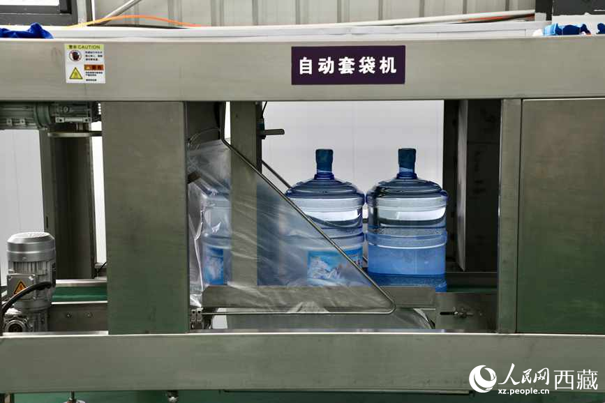 “色達牙泉”礦泉水（桶裝水）生產加工基地。人民網記者 次仁羅布攝