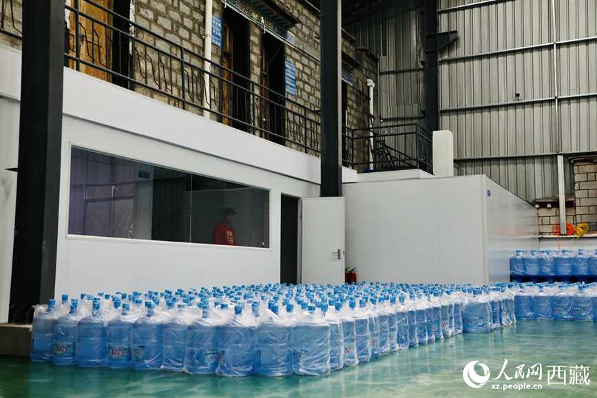 “色達牙泉”礦泉水（桶裝水）生產加工基地。人民網記者 次仁羅布攝
