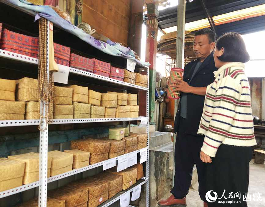 愛明（左一）給游客介紹藤竹產(chǎn)品。