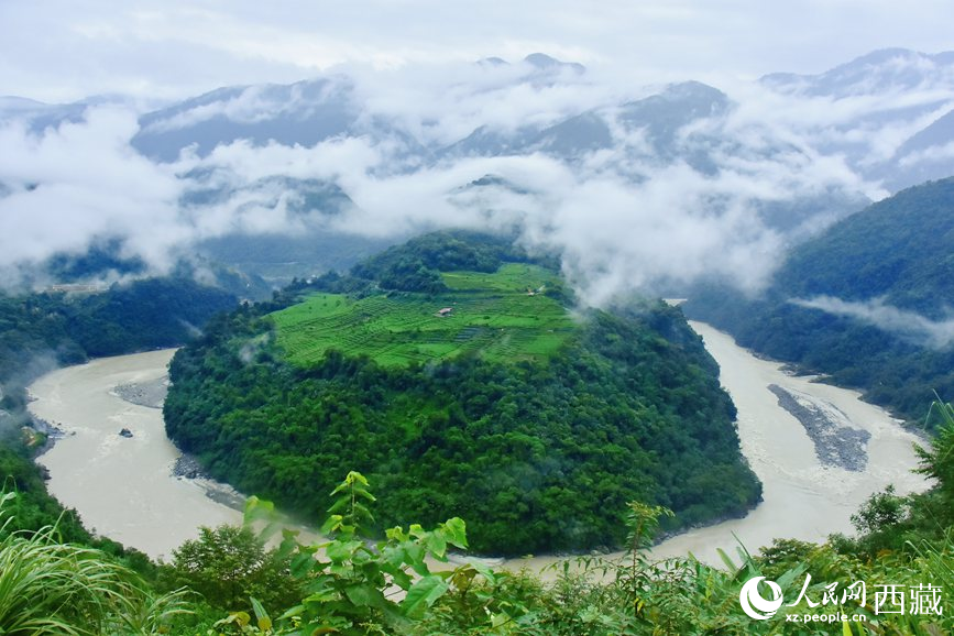 云海里的果果塘大拐彎。人民網(wǎng) 李海霞攝