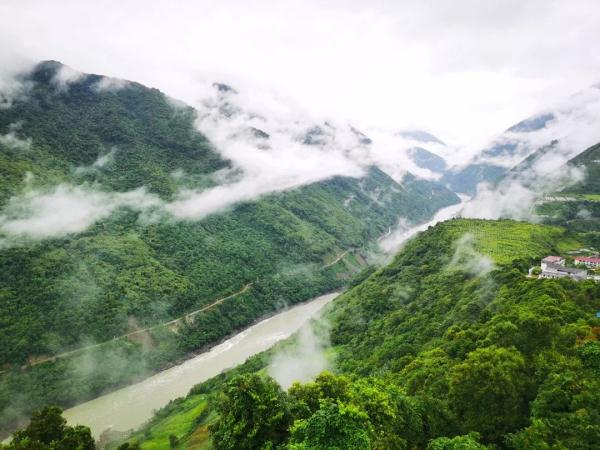 幾代建設(shè)者，歷經(jīng)半個(gè)多世紀(jì)完成！這是一條怎樣的公路？