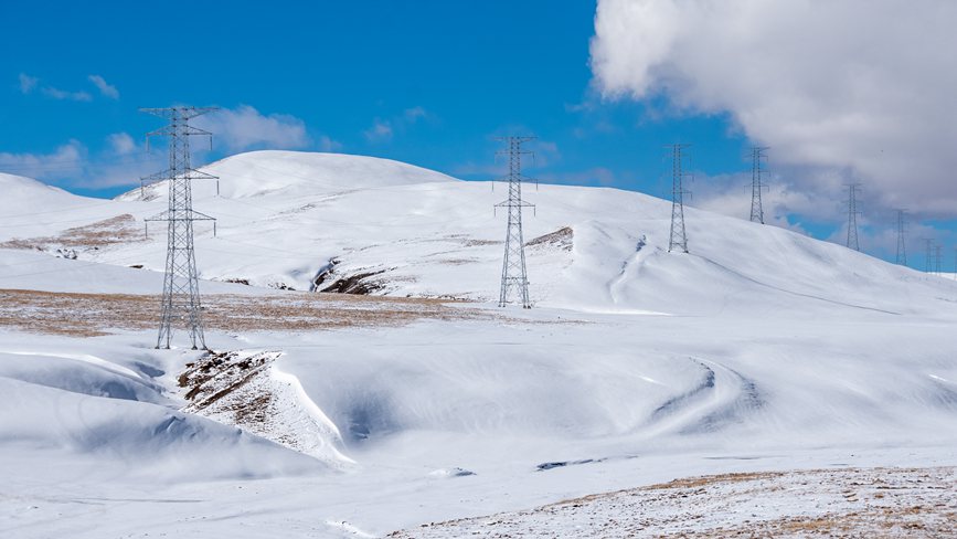 西藏自治區(qū)那曲市冰天雪地里的電網(wǎng)。趙清鵬攝