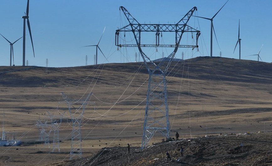 那曲市色尼區(qū)國能100兆瓦風電11千伏送電工程現(xiàn)場。拉巴平措攝