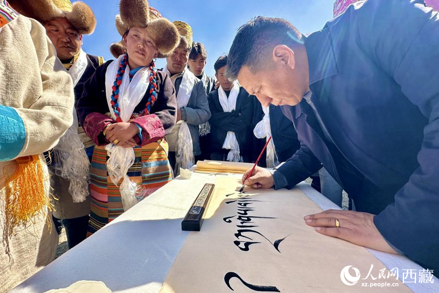 書法家為祈福一年的豐收提筆祝詞。