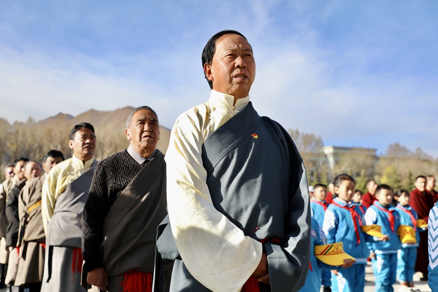 “升國旗、唱國歌”儀式現(xiàn)場。