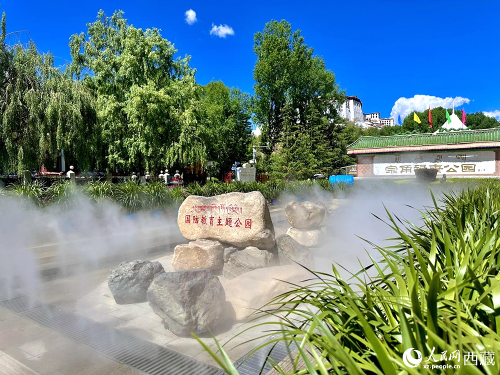 布達(dá)拉宮腳下的宗角祿康公園。