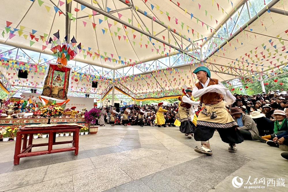 拉薩市宗角祿康公園舉行傳統(tǒng)藏戲劇目展演。