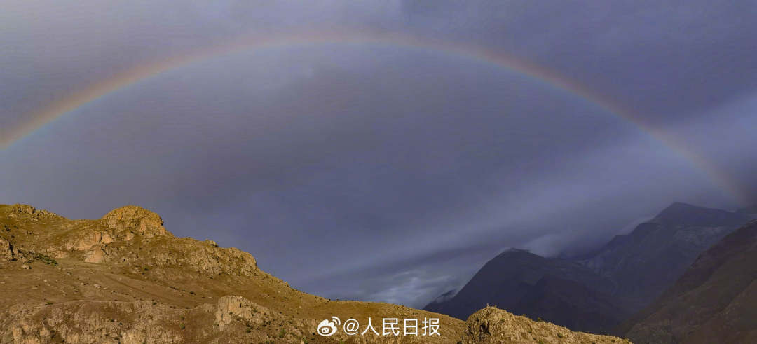 接好運(yùn)！青藏高原現(xiàn)巨大彩虹橋