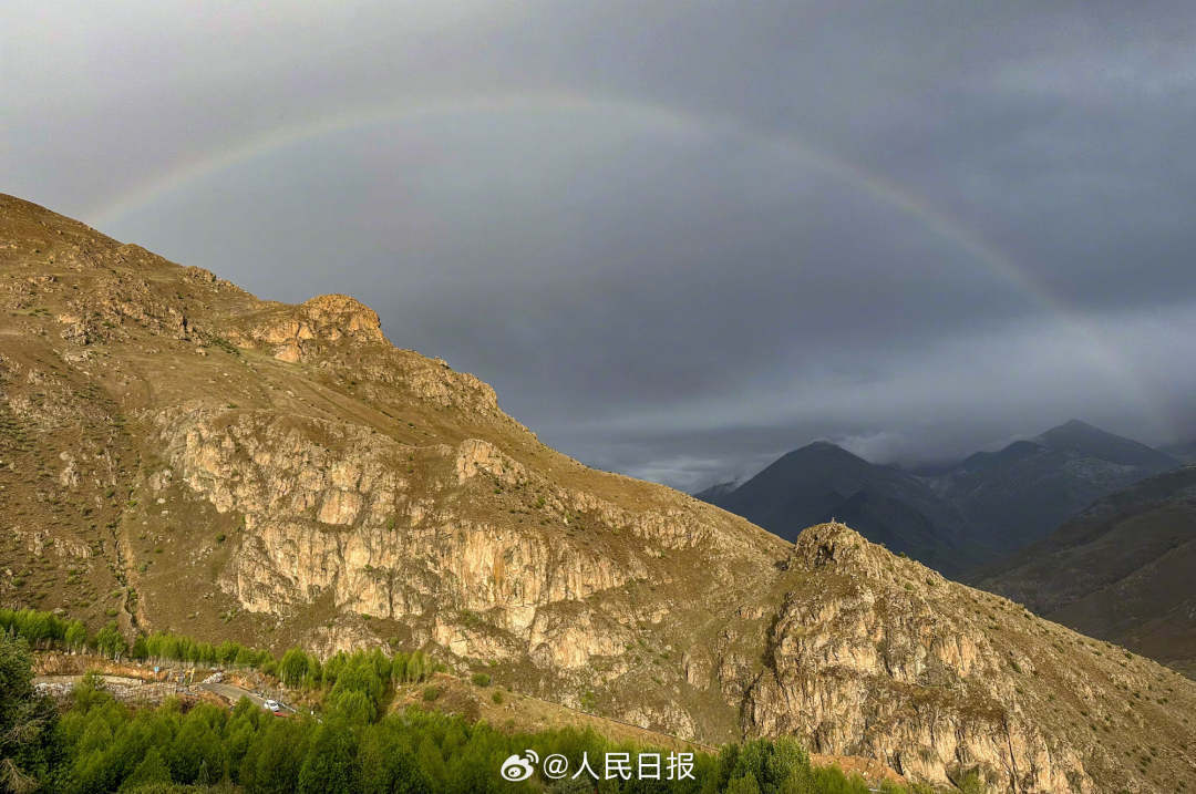 接好運(yùn)！青藏高原現(xiàn)巨大彩虹橋