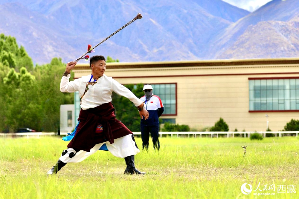 參賽選手在拉薩首屆農(nóng)牧民運(yùn)動(dòng)會(huì)上進(jìn)行“古朵”比賽（“古朵”指的是用牦牛毛或者山羊毛編織成的拋石繩，可以將石頭投擲到較遠(yuǎn)的地方，是牧民們用來放牧的工具）。