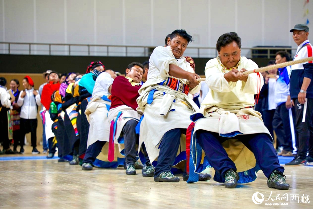 身著民族服裝的農(nóng)牧民選手在拔河比賽現(xiàn)場(chǎng)。