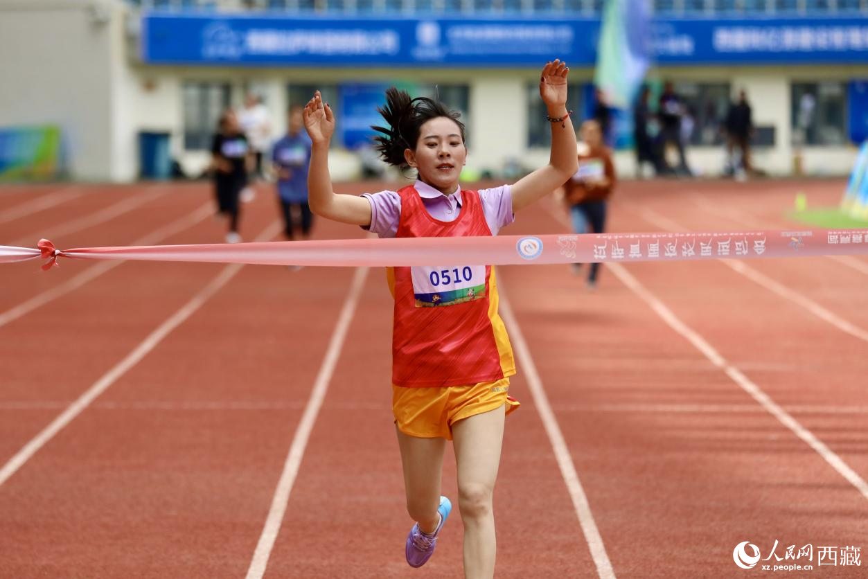 女子400米競(jìng)速賽實(shí)況。