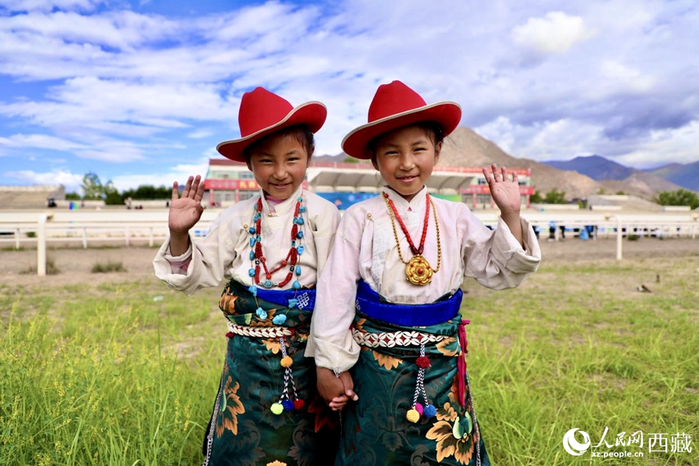 比賽現(xiàn)場(chǎng)外身著民族服飾的藏族小女孩兒。