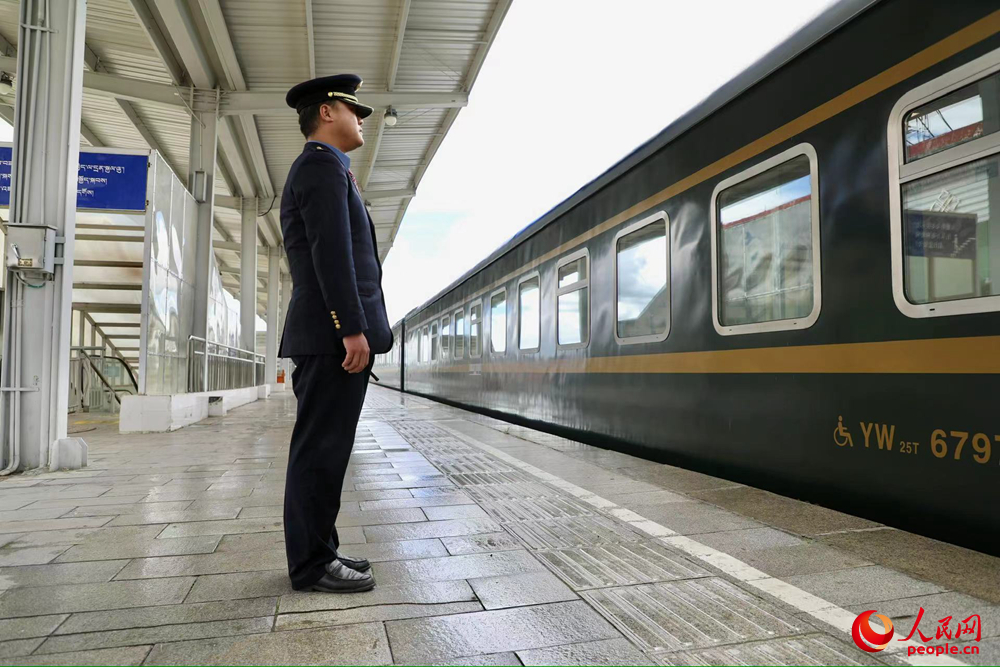 即將開(kāi)往上海的列車。人民網(wǎng)記者 次仁羅布攝