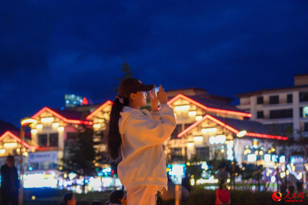 居民在西藏林芝市民族團(tuán)結(jié)廣場(chǎng)上拍照。人民網(wǎng)記者 趙晨攝
