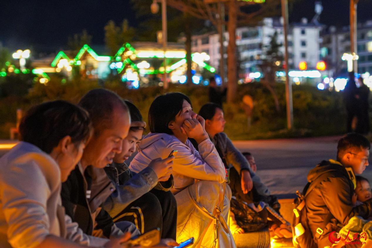 市民坐在西藏林芝市民族團(tuán)結(jié)廣場(chǎng)臺(tái)階上欣賞音樂(lè)噴泉。人民網(wǎng)記者 趙晨攝