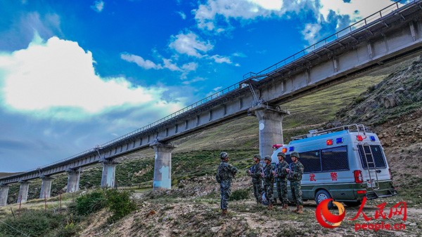 武警西藏總隊(duì)拉薩支隊(duì)執(zhí)勤八大隊(duì)官兵進(jìn)行護(hù)路演練以應(yīng)對(duì)突發(fā)情況。張磊 攝