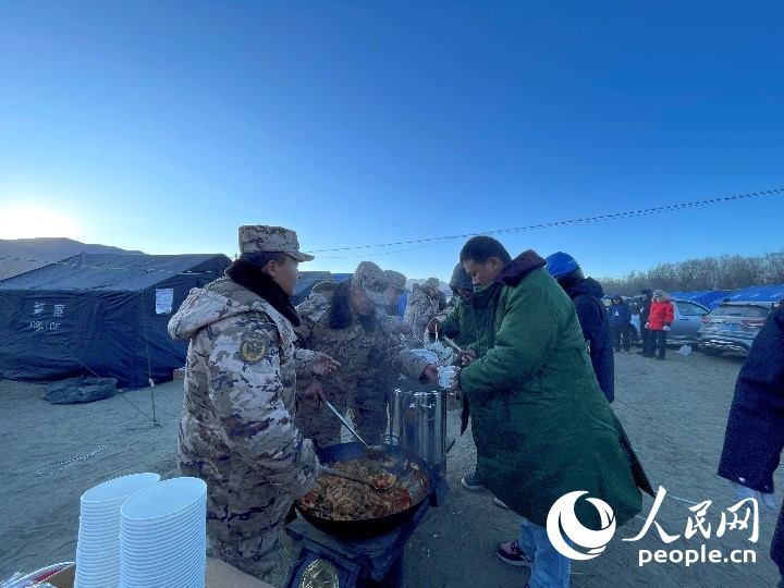 子弟兵為受災(zāi)群眾分發(fā)早餐。人民網(wǎng)記者 郝潔攝