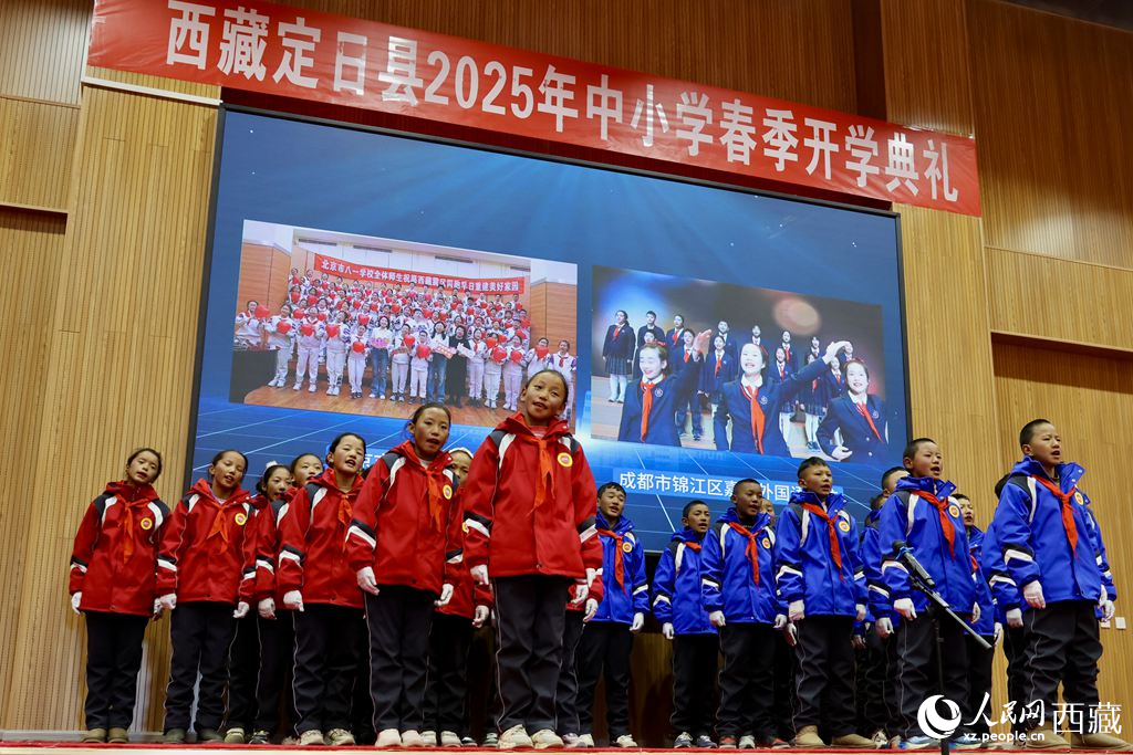 定日縣中小學生代表與北京市八一學校、成都市錦江區(qū)嘉祥外國語學校的師生一同唱響《把未來點亮》，迎來開學第一課。人民日報記者 鮮敢攝