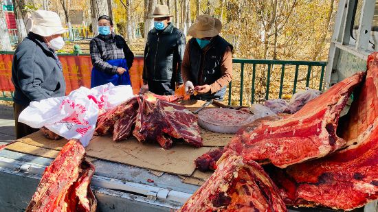 圖為市民正在買牛肉，本報(bào)記者 格桑倫珠攝(3737723)-20221201105107(1).jpg