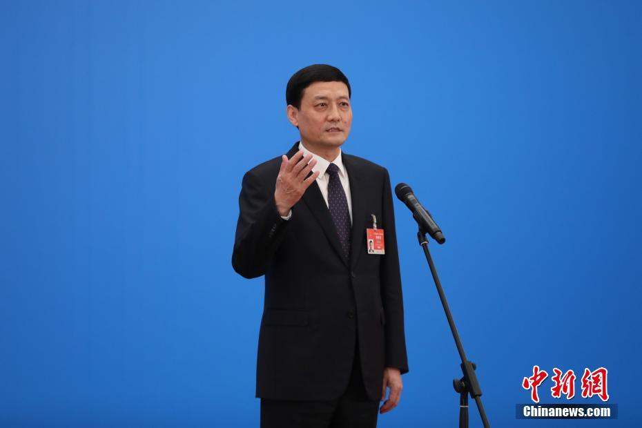 3月8日，第十三屆全國(guó)人民代表大會(huì)第四次會(huì)議舉行第二場(chǎng)“部長(zhǎng)通道”采訪活動(dòng)。圖為中國(guó)工業(yè)和信息化部部長(zhǎng)肖亞慶通過(guò)網(wǎng)絡(luò)視頻方式接受采訪。 <a target='_blank' ><p  align=