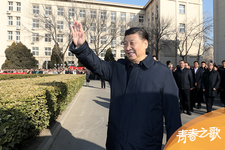2019年1月17日，習近平在天津南開大學向?qū)W生揮手致意。