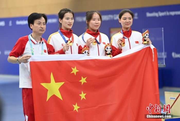 8月1日，第31屆世界大學生夏季運動會女子25米手槍團體決賽在四川成都舉行，中國隊獲得冠軍。圖為中國隊選手熊亞瑄(左二)、林雅茜(右二)、王珂怡(右一)等站在領獎臺上合影。<a target='_blank' href='/'><p  align=
