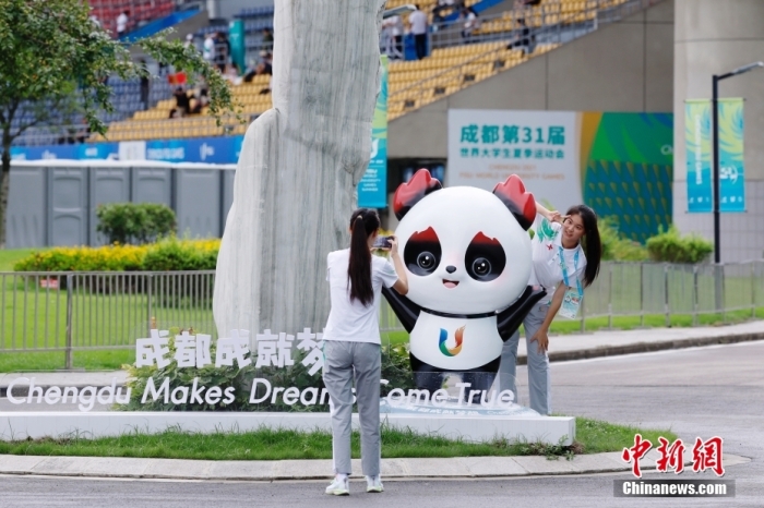 志愿者在比賽場館外與吉祥物景觀合影。<a target='_blank' href='/'><p  align=