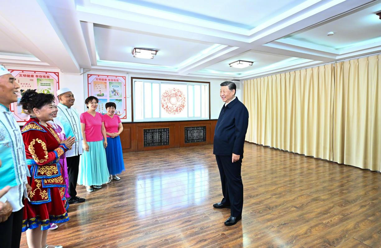 6月19日下午，習(xí)近平總書記在銀川市金鳳區(qū)長(zhǎng)城花園社區(qū)活動(dòng)室考察時(shí)，同社區(qū)居民親切交流。